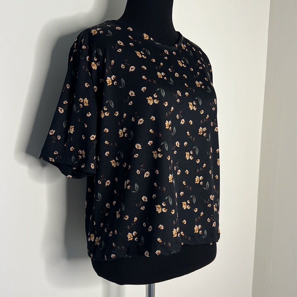 Conrado Black Floral Ribbed Tee Top S — image 2 of 8
